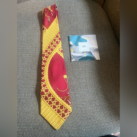 HERMÈS Tie Rare 100% Silk Horse Carriage People Bicycle Chain Red Yellow - Picture 5 of 13